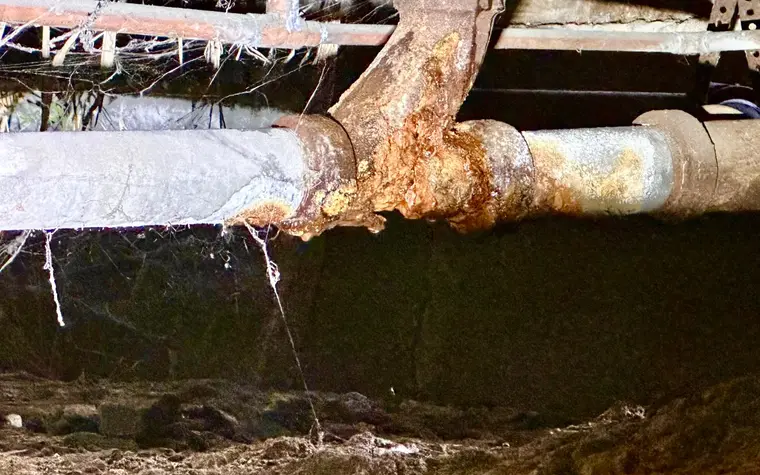 Tubo corroído bajo la casa