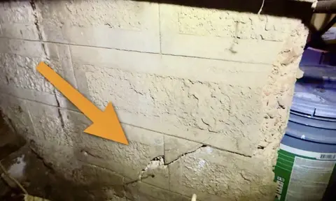 Grieta en una pared de cimiento de concreto