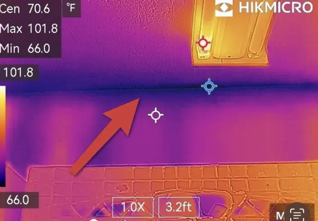 Imagen térmica que muestra humedad en un techo