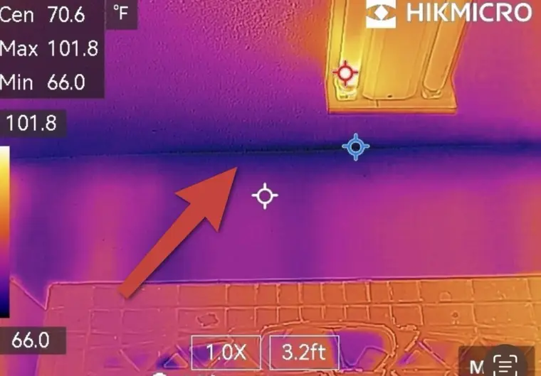 Imagen térmica que muestra humedad en un techo