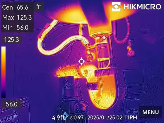 Imagen térmica de la plomería bajo un lavabo