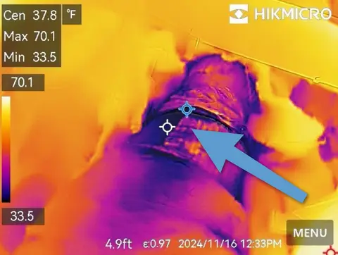 Imagen térmica que muestra humedad alrededor de un ducto
