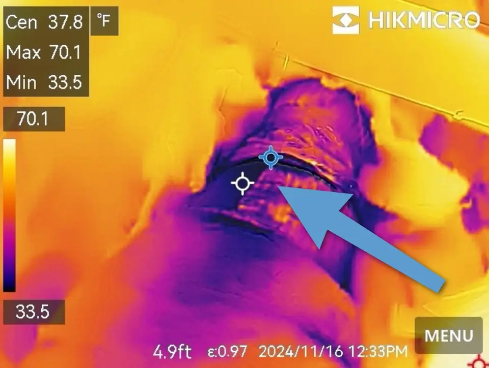 Imagen térmica que muestra humedad alrededor de un ducto