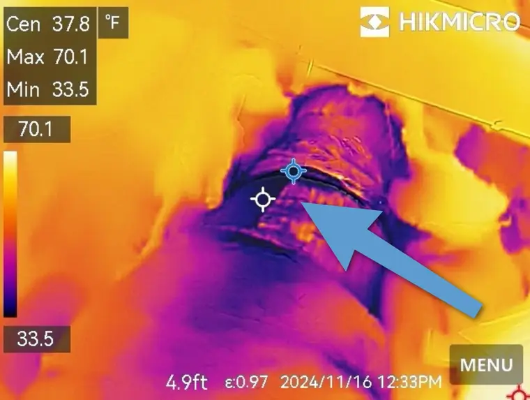 Imagen térmica que muestra humedad alrededor de un ducto